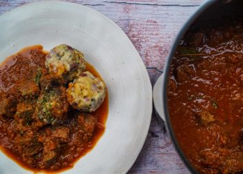 Recept za Juneći gulaš s knedlama od kruha