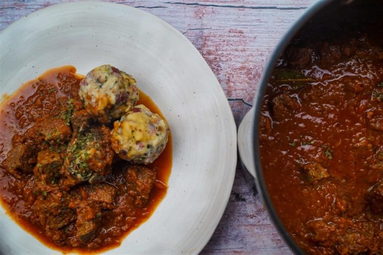 Recept za Juneći gulaš s knedlama od kruha