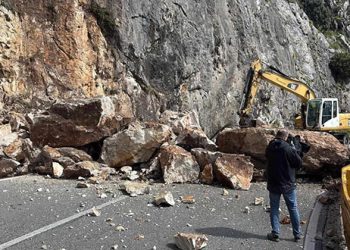 (VIDEO) Odron od 50 tona kamena se srušio na cestu koja vodi iz Hercegovine prema Makarskoj rivijeri