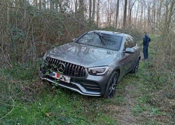 Ukradeni skupocjeni Mercedes pronađen na šumskom putu