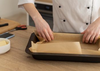 Trikovi za pravilno oblaganje kalupa za pečenje i jednostavno vađenje biskvita