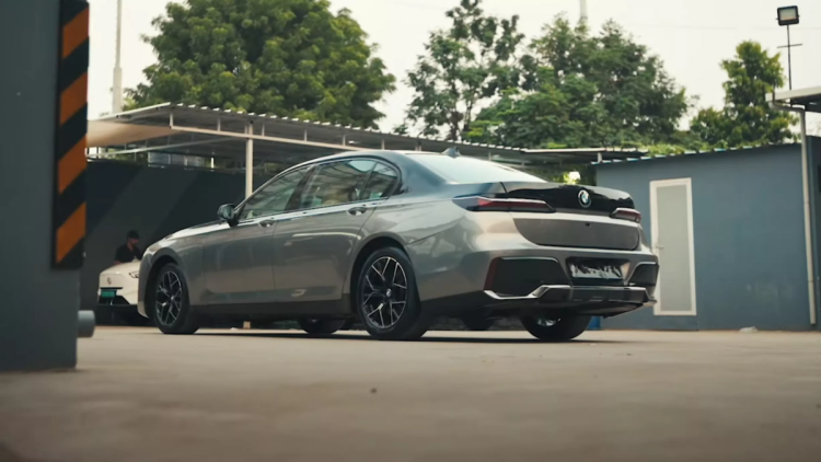 Stari BMW Serije 7 transformiran u moderni G70