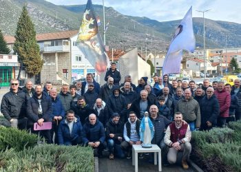 “Marijini ratnici” na trgu u Mostaru molili krunicu