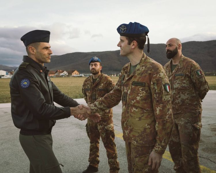 (VIDEO) Dolazak rumunjskih vojnika i talijanskih helikoptera u BiH