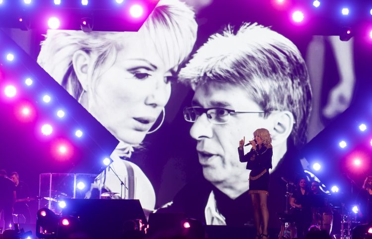 Evo zašto je Lepa Brena u suzama molila publiku