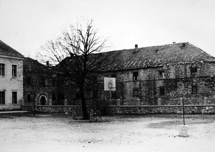 Široki Brijeg: Evo kako je nekada izgledalo igralište između samostana i gimnazije