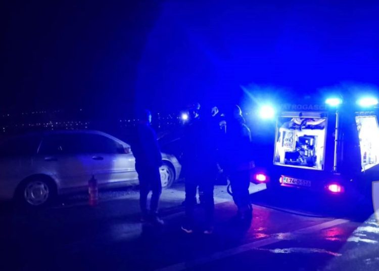 Požar na automobilu u Međinama, intervenirali vatrogasci