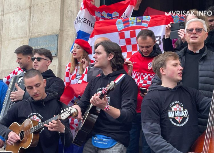 (VIDEO) Crkva u Parizu tijekom mise puna Hrvata s navijačkim obilježjima