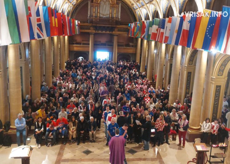 (VIDEO) Crkva u Parizu tijekom mise puna Hrvata s navijačkim obilježjima