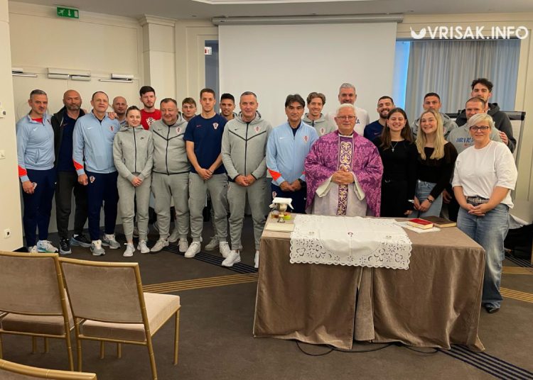 (VIDEO) Crkva u Parizu tijekom mise puna Hrvata s navijačkim obilježjima