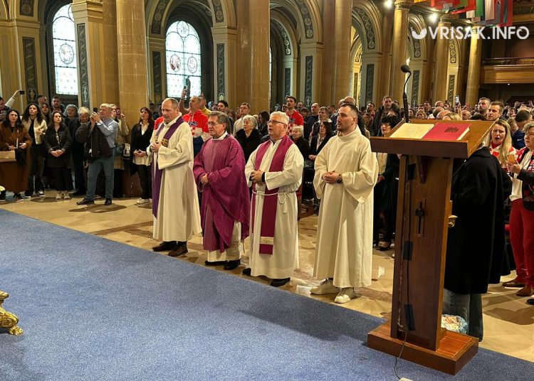 (VIDEO) Crkva u Parizu tijekom mise puna Hrvata s navijačkim obilježjima