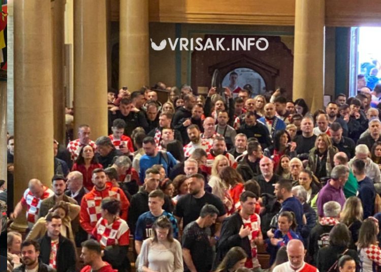 (VIDEO) Crkva u Parizu tijekom mise puna Hrvata s navijačkim obilježjima