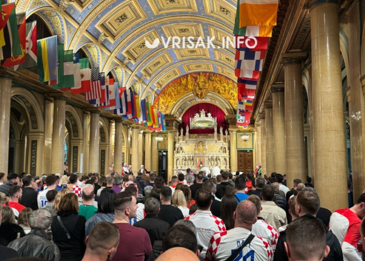 (VIDEO) Crkva u Parizu tijekom mise puna Hrvata s navijačkim obilježjima