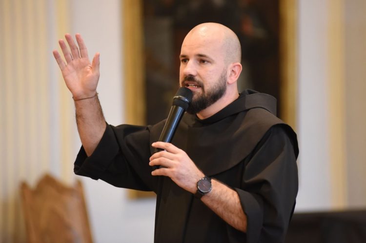 Fra Marin Karačića objavio spot za novu pjesmu