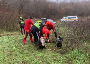 GSS Grude nakon poziva vlasnika spasio psa iz jame