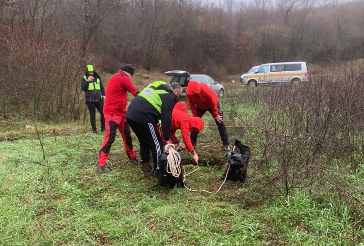 GSS Grude nakon poziva vlasnika spasio psa iz jame