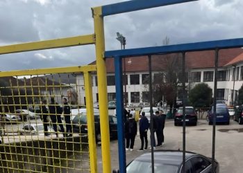 Grude: Još jedan automobil završio u školskom dvorištu