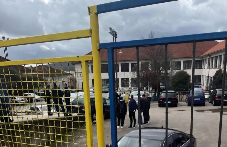 Grude: Još jedan automobil završio u školskom dvorištu