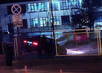 Grude: Automobil ponovno sletio u dvorište srednje škole