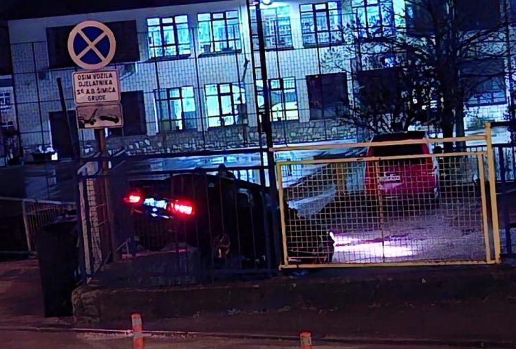Grude: Automobil ponovno sletio u dvorište srednje škole