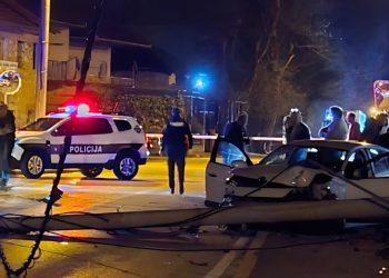 Prometna nezgoda u Grudama: Vozilom udario u stup električne mreže