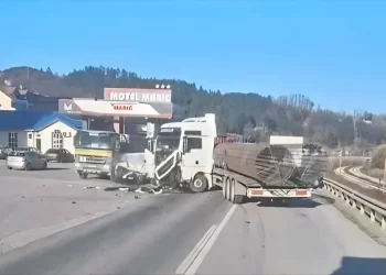 Teška prometna nezgoda kod Žepča: Poginule dvije osobe, jedna teško ozlijeđena