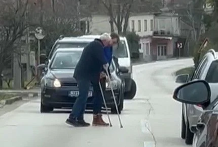 Ljubuški: Izašla iz automobila kako bi pomogla starijem čovjeku da prijeđe cestu