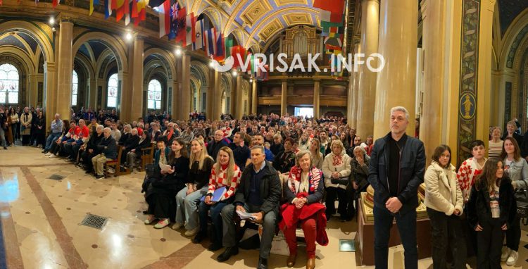 (VIDEO) Crkva u Parizu tijekom mise puna Hrvata s navijačkim obilježjima