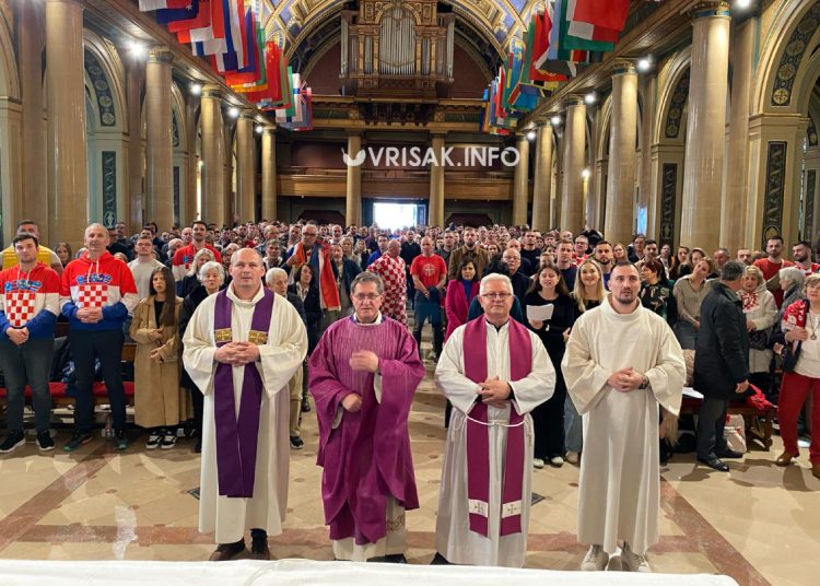 (VIDEO) Crkva u Parizu tijekom mise puna Hrvata s navijačkim obilježjima