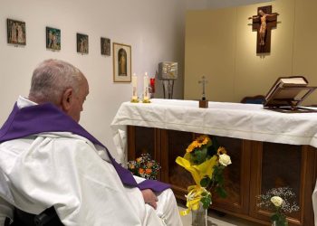 Objavljena prva fotografija pape Franje otkako je u bolnici