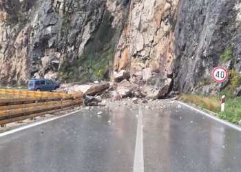 Stijena pala na cesti Vrgorac-Makarska, promet zatvoren