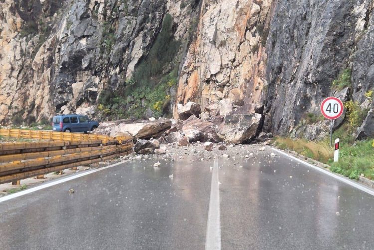 Stijena pala na cesti Vrgorac-Makarska, promet zatvoren