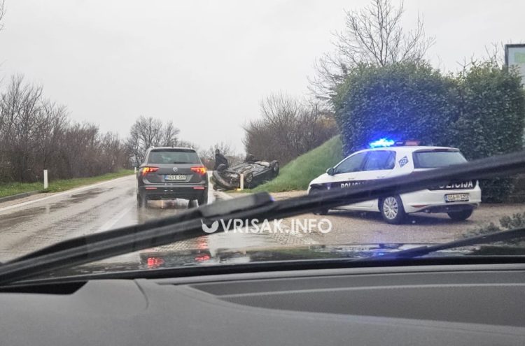 Široki Brijeg: Prometna nezgoda u Dobriču, prevrnuo se automobil