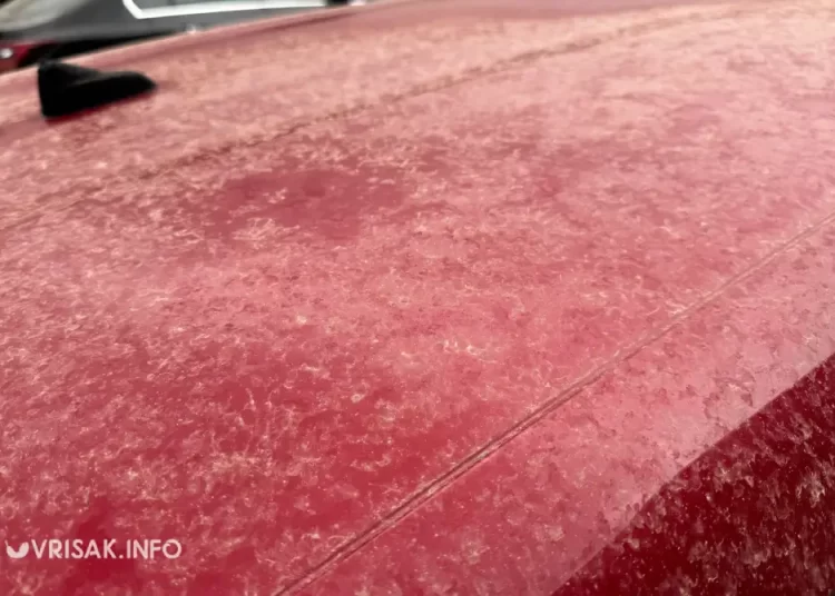 (FOTO) Široki Brijeg: Kiša donijela saharski pijesak i isprljala automobile