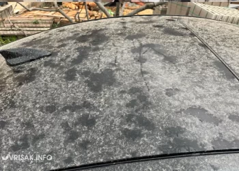 (FOTO) Široki Brijeg: Kiša donijela saharski pijesak i isprljala automobile