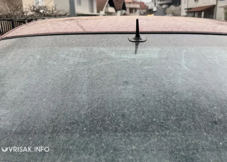 (FOTO) Široki Brijeg: Kiša donijela saharski pijesak i isprljala automobile