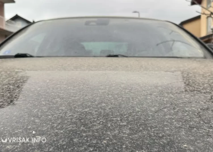 (FOTO) Široki Brijeg: Kiša donijela saharski pijesak i isprljala automobile