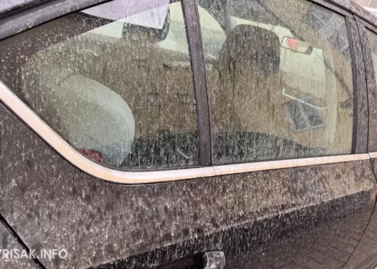 (FOTO) Široki Brijeg: Kiša donijela saharski pijesak i isprljala automobile