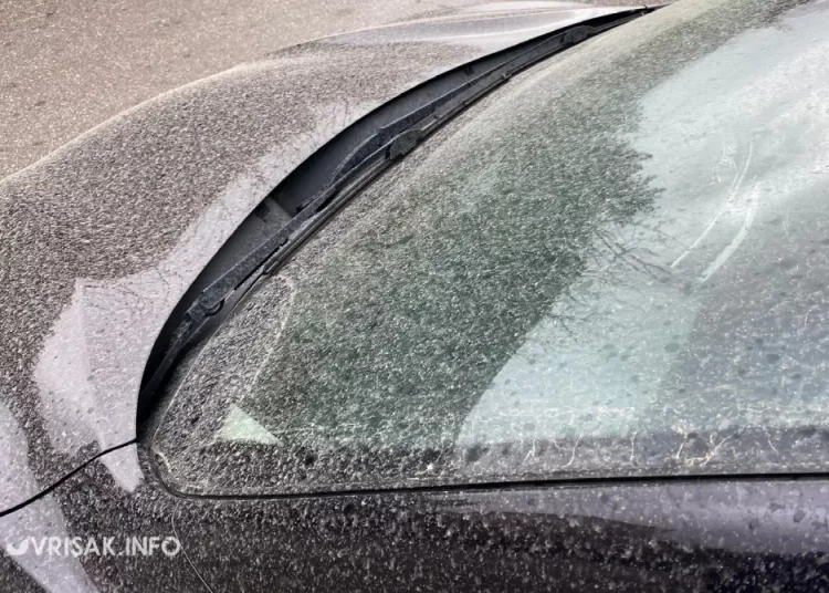 (FOTO) Široki Brijeg: Kiša donijela saharski pijesak i isprljala automobile