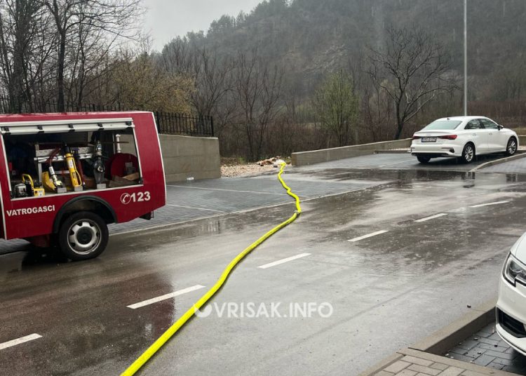 Širokobriješki vatrogasci ispumpavali vodu iz poplavljenih objekata