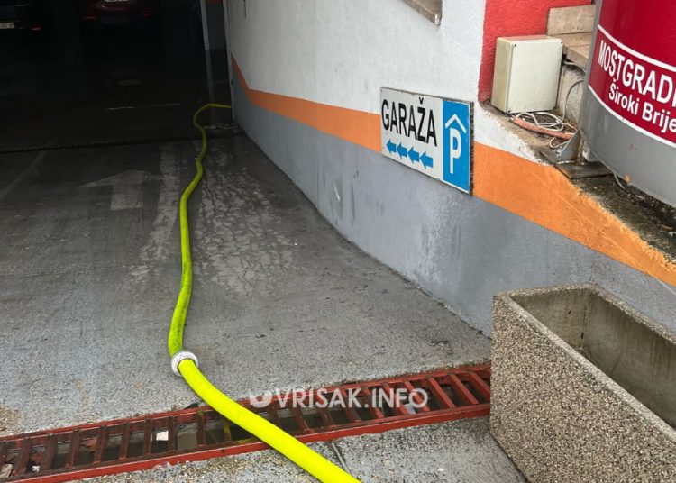 Širokobriješki vatrogasci ispumpavali vodu iz poplavljenih objekata