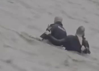 (VIDEO) Drama u Tuzli: Policajac i bjegunac upali u nabujalu rijeku – potjera se pretvorila u borbu za život