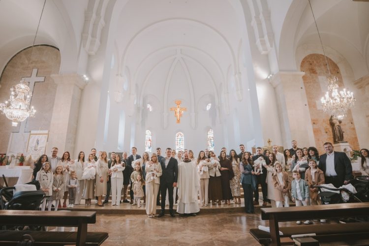 U Širokom Brijegu u jednom danu kršteno trinaestero djece