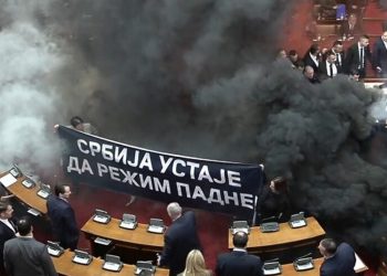 U srpskoj skupštini bačena dimna bomba, opća tučnjava, gađali se jajima, bocama