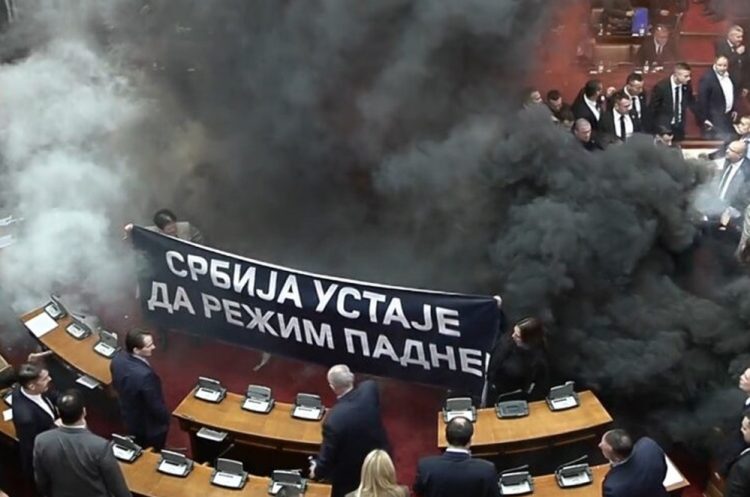 U srpskoj skupštini bačena dimna bomba, opća tučnjava, gađali se jajima, bocama