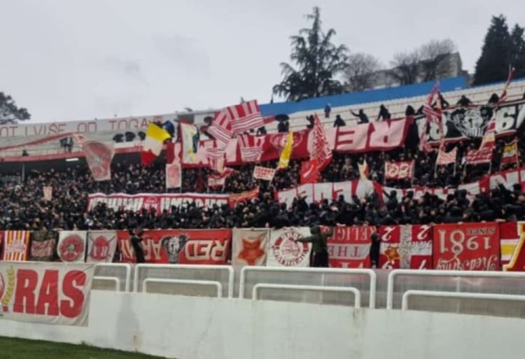 Ultrasi zapalili transparente Red Armyja
