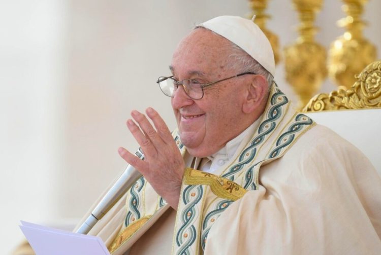 Vatikan otkrio kako Papa Franjo podnosi liječenje