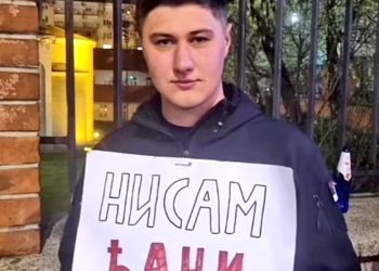 Dečko u Srbiji postao hit: Mora nosati natpis da se ne misli da je “Ćaci”