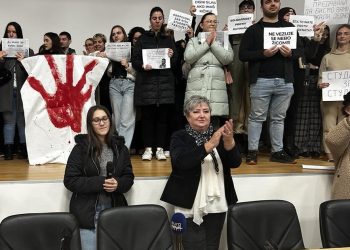 (VIDEO) Snimak napada na dekanicu Filozofskog fakulteta u Nišu