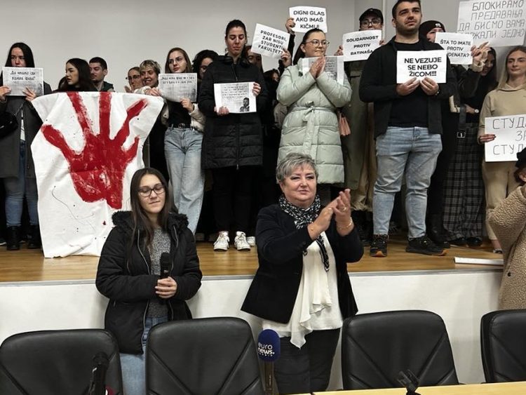 (VIDEO) Snimak napada na dekanicu Filozofskog fakulteta u Nišu